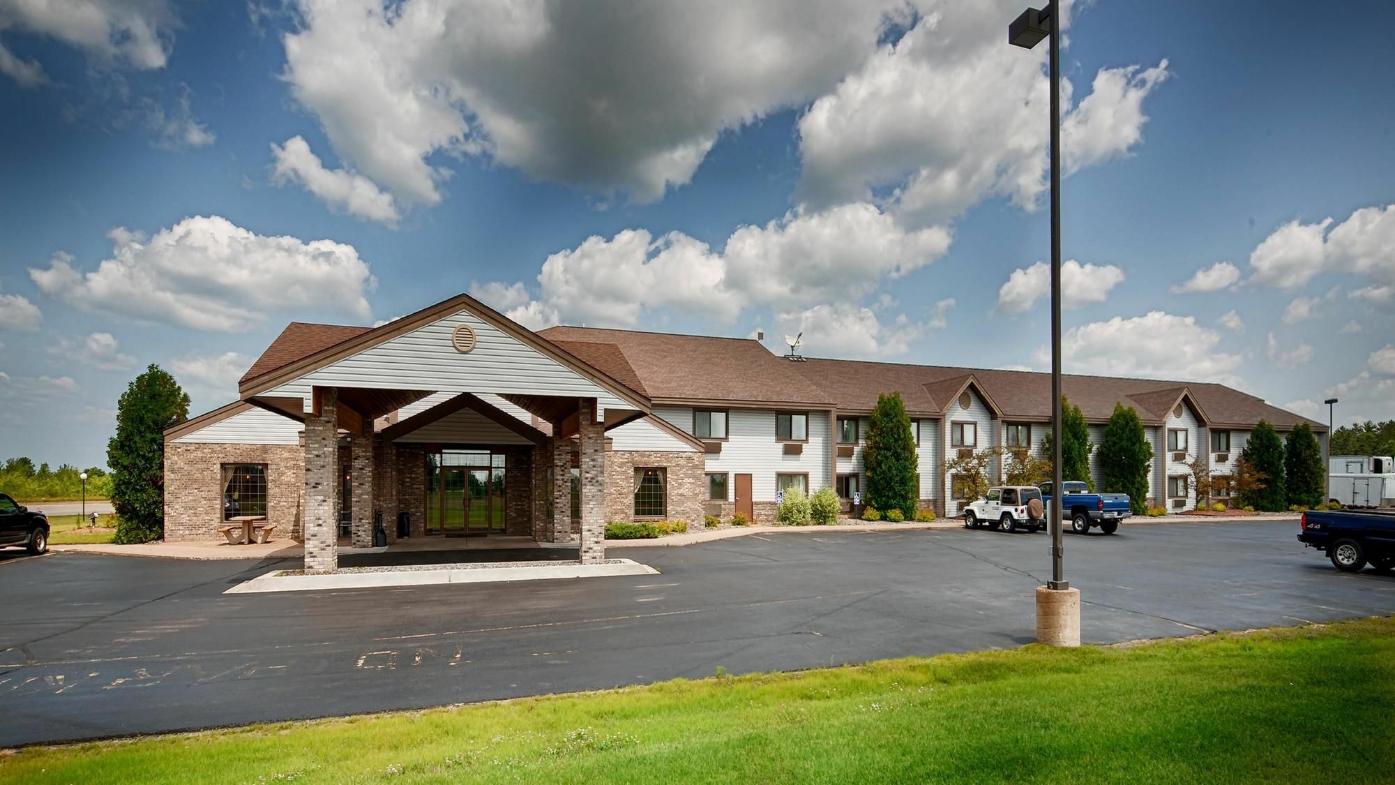 Best Western Derby Inn Ийгъл Ривър Екстериор снимка