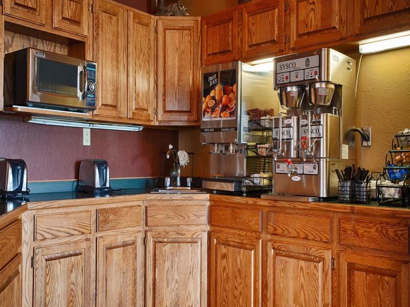 Best Western Derby Inn Ийгъл Ривър Екстериор снимка